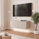 Schräge Ansicht des hängenden TV-Lowboards ANGEL 100 mit LED, stilvoll arrangiert und harmonisch integriert in eine moderne Heimkino-Umgebung.