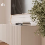 Nahaufnahme der Oberfläche des hängenden TV-Lowboards ANGEL 100, welche das elegante und taktile Design der geriffelten Fronten im Detail präsentiert.