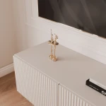 Nahaufnahme der Oberfläche des hängenden TV-Lowboards ANGEL 100, welche das elegante und taktile Design der geriffelten Fronten im Detail präsentiert.