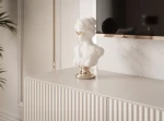 Nahaufnahme der Oberfläche des hängenden TV-Lowboards ANGEL 200, welche das elegante und taktile Design der geriffelten Fronten im Detail präsentiert.