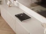 Nahaufnahme der Oberfläche des hängenden TV-Lowboards ANGEL 200, welche das elegante und taktile Design der geriffelten Fronten im Detail präsentiert.