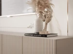 Nahaufnahme der Oberfläche des hängenden TV-Lowboards ANGEL 300, welche das elegante und taktile Design der geriffelten Fronten im Detail präsentiert.