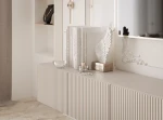 Nahaufnahme der Oberfläche des hängenden TV-Lowboards ANGEL 300, welche das elegante und taktile Design der geriffelten Fronten im Detail präsentiert.