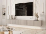 Schräge Ansicht des hängenden TV-Lowboards ANGEL 300 mit LED, stilvoll arrangiert und harmonisch integriert in eine moderne Heimkino-Umgebung.