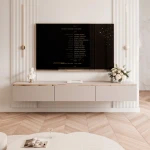 Frontalansicht des hängenden TV-Lowboards SELIA (200 cm) in elegantem Kaschmir mit stilvollen Goldakzenten, edel arrangiert in einem modernen Wohnzimmer.