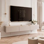 Schräge Ansicht des hängenden TV-Lowboards SELIA 200 cm in Kaschmir, stilvoll arrangiert und harmonisch integriert in ein luxuriöses Wohnambiente.