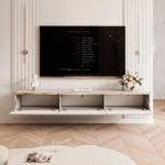 Das hängende TV-Lowboard SELIA 200 cm mit geöffneten Rillenfronten, das den großzügigen Stauraum für Multimedia-Geräte und Zubehör zeigt.