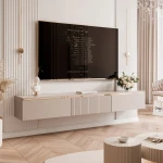 Schräge Ansicht des TV-Lowboards SELIA 200 cm (Kaschmir & Gold), stilvoll arrangiert und harmonisch integriert in ein luxuriöses Wohnambiente.