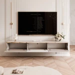 Das TV-Lowboard SELIA 200 cm mit geöffneten Fronten, das den großzügigen Stauraum für Multimedia-Geräte und Zubehör zeigt