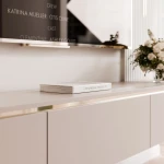 Nahaufnahme des TV-Lowboards SELIA in Kaschmir, welche die eleganten, glatten Fronten und das harmonische Zusammenspiel mit den goldenen Details präsentiert.