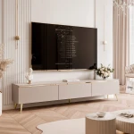 Schräge Ansicht des stehenden TV-Lowboards SELIA 200 cm (Kaschmir & Gold), stilvoll arrangiert und harmonisch integriert in ein luxuriöses Wohnambiente.