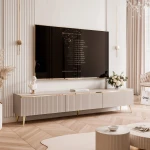 Schräge Ansicht des stehenden TV-Lowboards SELIA 200 cm (Kaschmir & Gold), stilvoll arrangiert und harmonisch integriert in ein luxuriöses Wohnambiente.