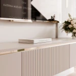 Nahaufnahme des TV-Lowboards SELIA, welche das Design der einzelnen geriffelten Rillenfront in Kaschmir im Detail präsentiert.
