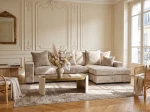 Frontalansicht des modernen Ecksofas SELLO L mit weichem Bezug aus Flow (Chenille), stilvoll arrangiert in einem modernen Wohnzimmer.