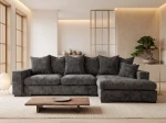 Frontalansicht des modernen Ecksofas SELLO L mit weichem Bezug aus Flow (Chenille), stilvoll arrangiert in einem modernen Wohnzimmer.