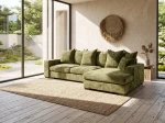 Frontalansicht des modernen Ecksofas SELLO L mit weichem Bezug aus Flow (Chenille), stilvoll arrangiert in einem modernen Wohnzimmer.