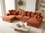 Frontalansicht der großen Wohnlandschaft SELLO in U-Form mit weichem Bezug aus Flow (Chenille), stilvoll arrangiert in einem geräumigen Wohnzimmer.