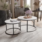 Frontalansicht des modernen Couchtisch-Sets LAVO 2in1 mit markantem schwarzem Gestell, stilvoll arrangiert in einem gemütlichen Wohnzimmer.