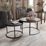 Frontalansicht des modernen Couchtisch-Sets LAVO 2in1 mit markantem schwarzem Gestell, stilvoll arrangiert in einem gemütlichen Wohnzimmer.