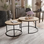 Frontalansicht des modernen Couchtisch-Sets LAVO 2in1 mit markantem schwarzem Gestell, stilvoll arrangiert in einem gemütlichen Wohnzimmer.
