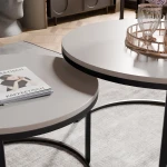 Nahaufnahme des Couchtisch-Sets LAVO, welche die hochwertige Verarbeitung der Tischplatten und das elegante schwarze Gestell im Detail präsentiert.