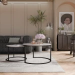 Schräge Ansicht des Couchtisch-Sets LAVO 2in1 mit schwarzem Gestell, stilvoll arrangiert und harmonisch integriert in eine moderne Wohnumgebung.