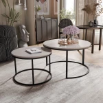 Frontalansicht des modernen Couchtisch-Sets LAVO 2in1 mit markantem schwarzem Gestell, stilvoll arrangiert in einem gemütlichen Wohnzimmer.