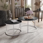 Frontalansicht des modernen Couchtisch-Sets LAVO 2in1 mit elegantem weißem Gestell, stilvoll arrangiert in einem gemütlichen Wohnzimmer.
