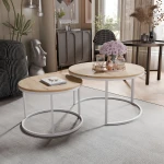 Frontalansicht des modernen Couchtisch-Sets LAVO 2in1 mit elegantem weißem Gestell, stilvoll arrangiert in einem gemütlichen Wohnzimmer.