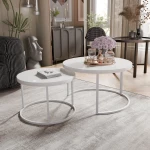 Frontalansicht des modernen Couchtisch-Sets LAVO 2in1 mit elegantem weißem Gestell, stilvoll arrangiert in einem gemütlichen Wohnzimmer.