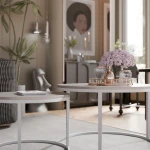 Das Couchtisch-Set LAVO 2in1 in praktischer Nutzung, bei der der kleinere Tisch platzsparend und elegant unter den größeren geschoben wird.