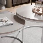 Nahaufnahme des Couchtisch-Sets LAVO, welche die hochwertige Verarbeitung der Tischplatten und das stilvolle weiße Gestell im Detail präsentiert.