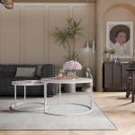 Schräge Ansicht des Couchtisch-Sets LAVO 2in1 mit weißem Gestell, stilvoll arrangiert und harmonisch integriert in eine moderne, helle Wohnumgebung.