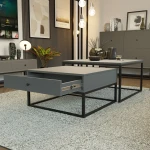 Frontalansicht des modernen Couchtisch-Sets ELEGANT 2in1 mit integrierter Schublade, stilvoll arrangiert in einem gemütlichen Wohnzimmer.