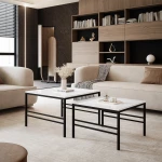 Frontalansicht des modernen Couchtisch-Sets FORMA 2in1 mit markantem schwarzem Gestell, stilvoll arrangiert in einem gemütlichen Wohnzimmer.