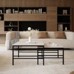Das Couchtisch-Set FORMA 2in1 in praktischer Nutzung, bei der der kleinere Tisch platzsparend und elegant unter den größeren geschoben wird.