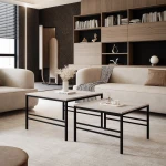 Schräge Ansicht des Couchtisch-Sets FORMA 2in1 mit schwarzem Gestell, stilvoll arrangiert und harmonisch integriert in eine moderne Wohnumgebung.