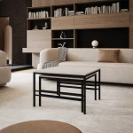 Das Couchtisch-Set FORMA 2in1 in praktischer Nutzung, bei der der kleinere Tisch platzsparend und elegant unter den größeren geschoben wird.