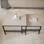 Nahaufnahme des Couchtisch-Sets FORMA, welche die hochwertige Verarbeitung der Tischplatten und das elegante schwarze Gestell im Detail präsentiert.