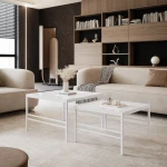 Frontalansicht des modernen Couchtisch-Sets FORMA 2in1 mit elegantem weißem Gestell, stilvoll arrangiert in einem gemütlichen Wohnzimmer.