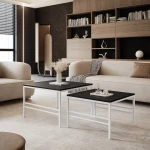 Frontalansicht des modernen Couchtisch-Sets FORMA 2in1 mit elegantem weißem Gestell, stilvoll arrangiert in einem gemütlichen Wohnzimmer.
