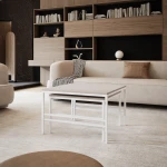 Frontalansicht des modernen Couchtisch-Sets FORMA 2in1 mit elegantem weißem Gestell, stilvoll arrangiert in einem gemütlichen Wohnzimmer.