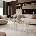 Frontalansicht des modernen Couchtisch-Sets FORMA 2in1 mit elegantem weißem Gestell, stilvoll arrangiert in einem gemütlichen Wohnzimmer.
