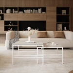 Schräge Ansicht des Couchtisch-Sets FORMA 2in1 mit weißem Gestell, stilvoll arrangiert und harmonisch integriert in eine moderne, helle Wohnumgebung.
