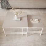 Das Couchtisch-Set FORMA 2in1 in praktischer Nutzung, bei der der kleinere Tisch platzsparend und elegant unter den größeren geschoben wird.