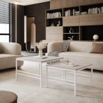 Schräge Ansicht des Couchtisch-Sets FORMA 2in1 mit weißem Gestell, stilvoll arrangiert und harmonisch integriert in eine moderne, helle Wohnumgebung.