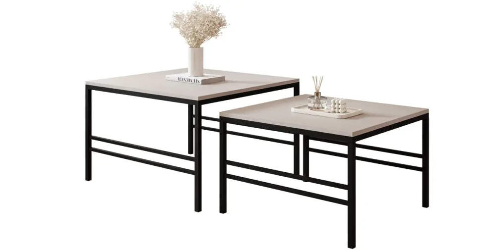 Schräge Seitenansicht des vielseitigen Couchtisch-Sets FORMA 2in1 mit schwarzem Gestell, sauber freigestellt auf weißem Hintergrund.