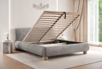 Das Polsterbett OVELIO SLIM 200x200 cm mit hochgeklapptem Lattenrost, das trotz schmaler Silhouette den großzügigen Bettkasten für praktischen Stauraum zeigt.