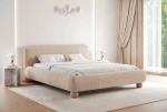 Schräge Ansicht des kompakten Polsterbettes OVELIO SLIM (200x200 cm), stilvoll arrangiert und harmonisch integriert in eine moderne Schlafzimmerumgebung, im fredo_10