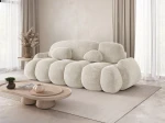 Frontalansicht des modernen Sofas STONE im Stoff Vibe 03, stilvoll arrangiert in einem gemütlichen Wohnzimmer